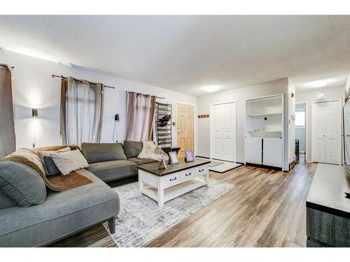 48 Cambridge Road West, Lethbridge, AB - Indoor Photo Showing Living Room