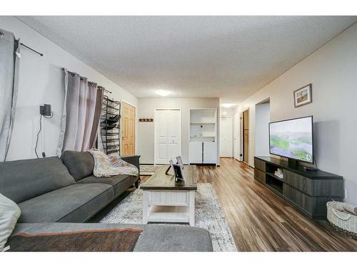 48 Cambridge Road West, Lethbridge, AB - Indoor Photo Showing Living Room