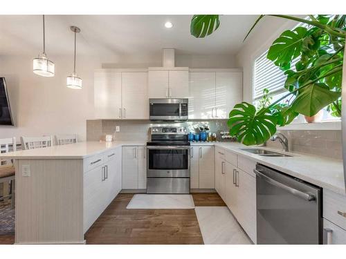 351 Mildred Dobbs Boulevard North, Lethbridge, AB - Indoor Photo Showing Kitchen With Double Sink