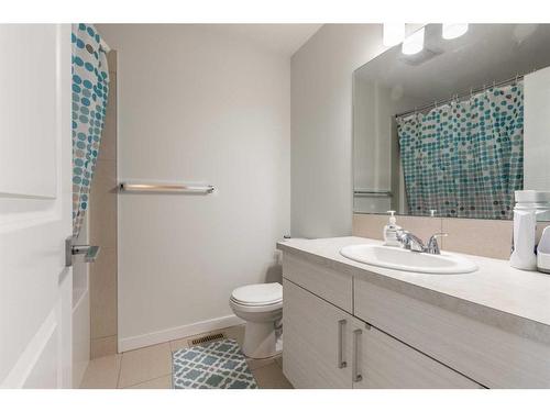 351 Mildred Dobbs Boulevard North, Lethbridge, AB - Indoor Photo Showing Bathroom