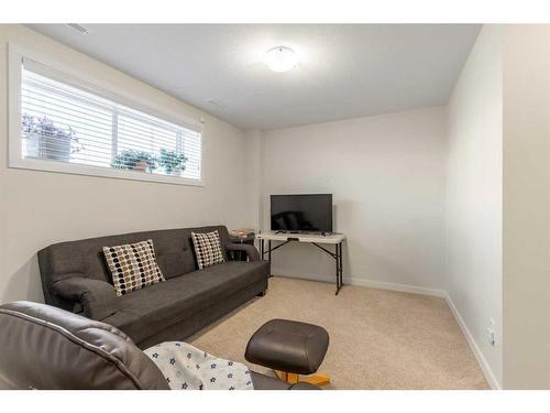 351 Mildred Dobbs Boulevard North, Lethbridge, AB - Indoor Photo Showing Living Room