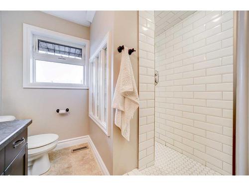 812 7 Avenue South, Lethbridge, AB - Indoor Photo Showing Bathroom