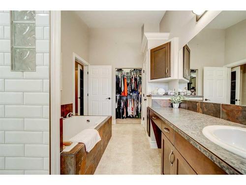 812 7 Avenue South, Lethbridge, AB - Indoor Photo Showing Bathroom