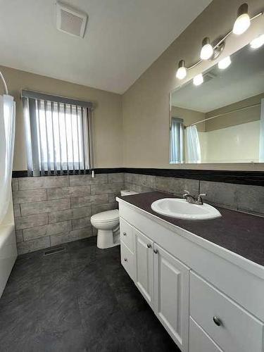 5308 52 Street, Taber, AB - Indoor Photo Showing Bathroom