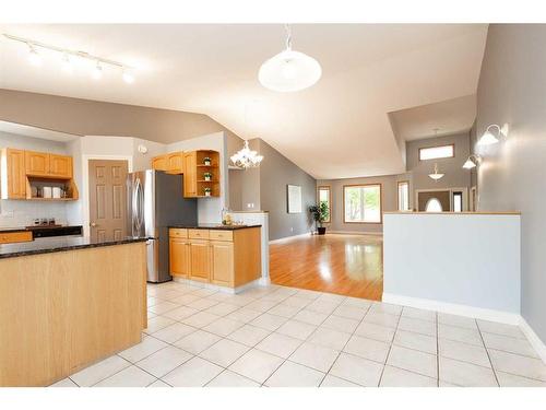 43 Riverdale Terrace West, Lethbridge, AB - Indoor Photo Showing Kitchen