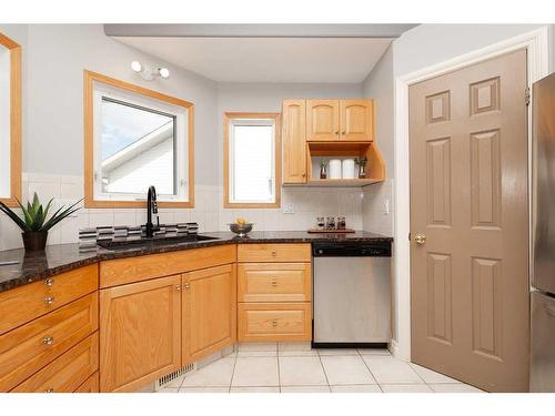 43 Riverdale Terrace West, Lethbridge, AB - Indoor Photo Showing Kitchen