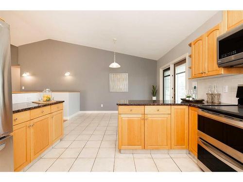 43 Riverdale Terrace West, Lethbridge, AB - Indoor Photo Showing Kitchen