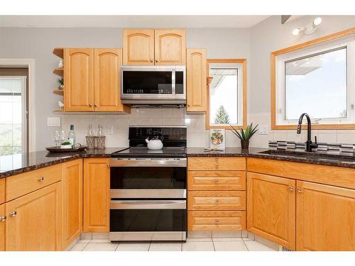 43 Riverdale Terrace West, Lethbridge, AB - Indoor Photo Showing Kitchen