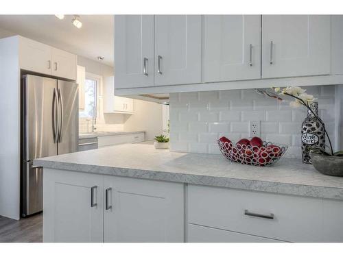 2018 10 Avenue South, Lethbridge, AB - Indoor Photo Showing Kitchen With Upgraded Kitchen