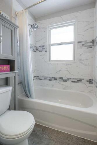 2018 10 Avenue South, Lethbridge, AB - Indoor Photo Showing Bathroom