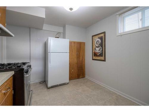 2018 10 Avenue South, Lethbridge, AB - Indoor Photo Showing Kitchen