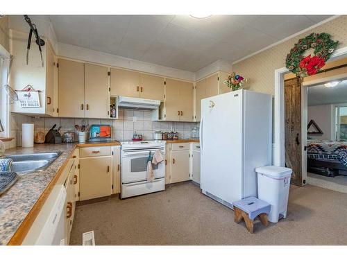 282 W 4 Avenue South, Magrath, AB - Indoor Photo Showing Kitchen With Double Sink