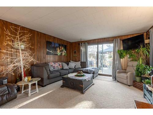 282 W 4 Avenue South, Magrath, AB - Indoor Photo Showing Living Room