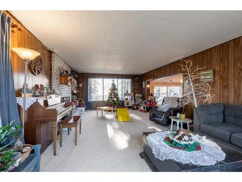 282 W 4 Avenue South, Magrath, AB - Indoor Photo Showing Living Room