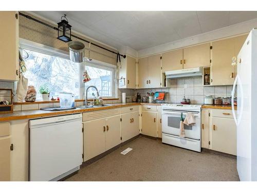 282 W 4 Avenue South, Magrath, AB - Indoor Photo Showing Kitchen With Double Sink