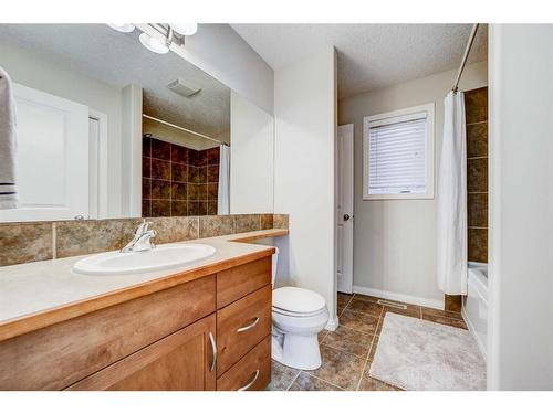 351 Mt Sunburst Way West, Lethbridge, AB - Indoor Photo Showing Bathroom