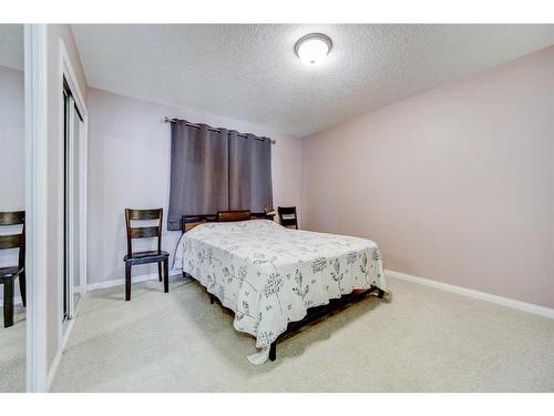 351 Mt Sunburst Way West, Lethbridge, AB - Indoor Photo Showing Bedroom