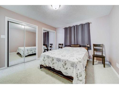 351 Mt Sunburst Way West, Lethbridge, AB - Indoor Photo Showing Bedroom