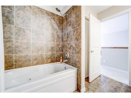 351 Mt Sunburst Way West, Lethbridge, AB - Indoor Photo Showing Bathroom