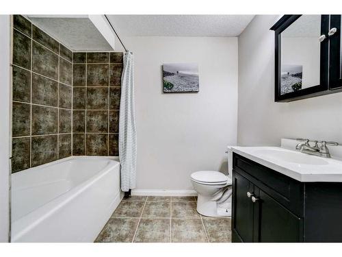 351 Mt Sunburst Way West, Lethbridge, AB - Indoor Photo Showing Bathroom