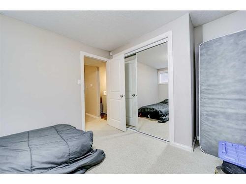 351 Mt Sunburst Way West, Lethbridge, AB - Indoor Photo Showing Bedroom