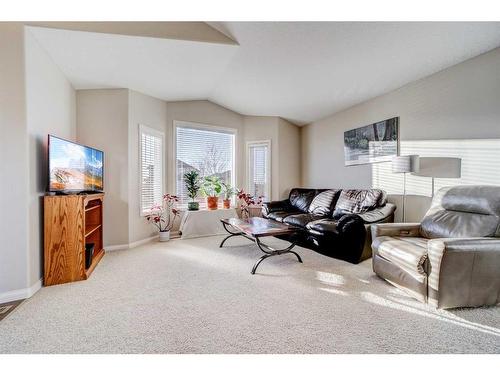 351 Mt Sunburst Way West, Lethbridge, AB - Indoor Photo Showing Living Room