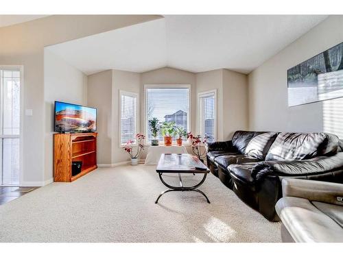 351 Mt Sunburst Way West, Lethbridge, AB - Indoor Photo Showing Living Room