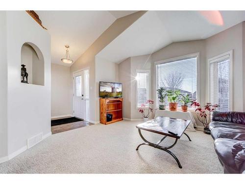 351 Mt Sunburst Way West, Lethbridge, AB - Indoor Photo Showing Living Room