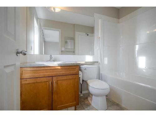 32-295 Blackfoot Road West, Lethbridge, AB - Indoor Photo Showing Bathroom