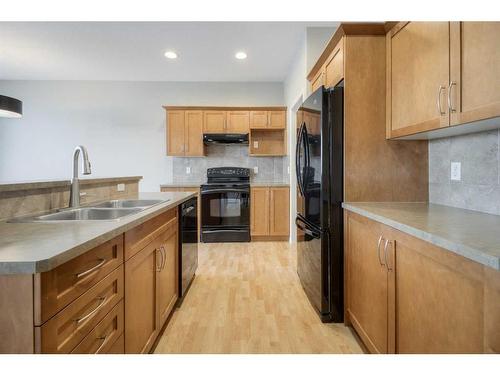 32-295 Blackfoot Road West, Lethbridge, AB - Indoor Photo Showing Kitchen With Double Sink