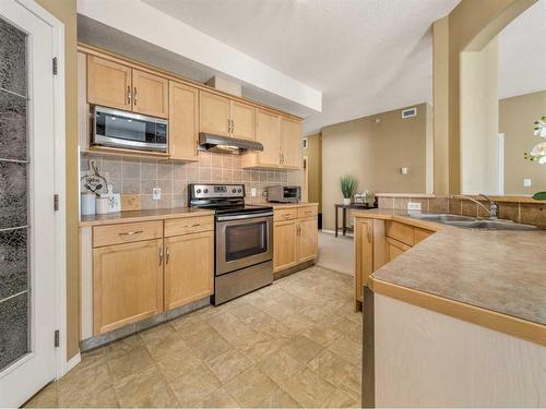 244-2020 32 Street South, Lethbridge, AB - Indoor Photo Showing Kitchen With Double Sink