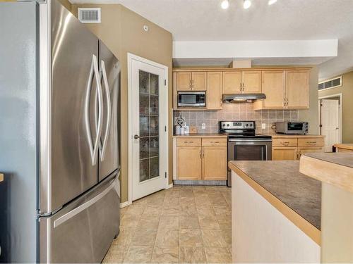 244-2020 32 Street South, Lethbridge, AB - Indoor Photo Showing Kitchen With Stainless Steel Kitchen