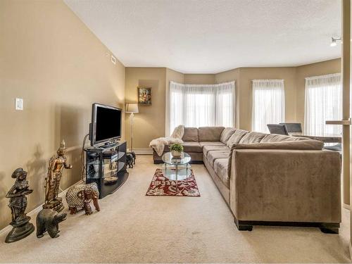 244-2020 32 Street South, Lethbridge, AB - Indoor Photo Showing Living Room