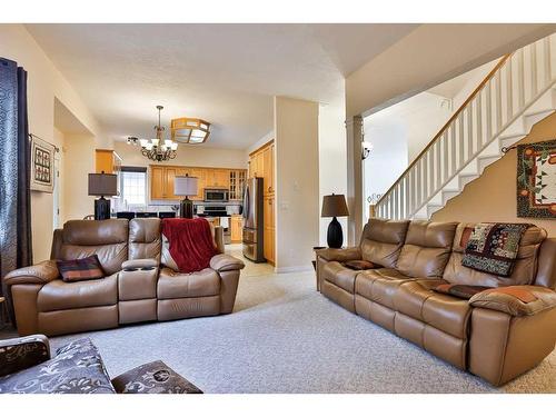 19 Coachwood Road West, Lethbridge, AB - Indoor Photo Showing Living Room