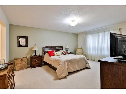 19 Coachwood Road West, Lethbridge, AB - Indoor Photo Showing Bedroom