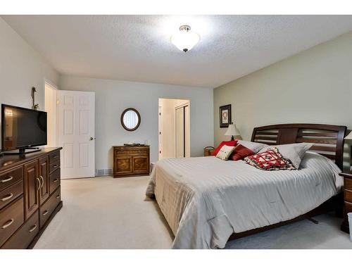 19 Coachwood Road West, Lethbridge, AB - Indoor Photo Showing Bedroom