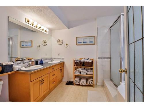 19 Coachwood Road West, Lethbridge, AB - Indoor Photo Showing Bathroom