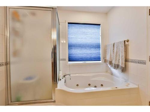 19 Coachwood Road West, Lethbridge, AB - Indoor Photo Showing Bathroom