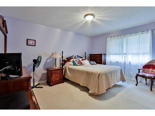 19 Coachwood Road West, Lethbridge, AB - Indoor Photo Showing Bedroom