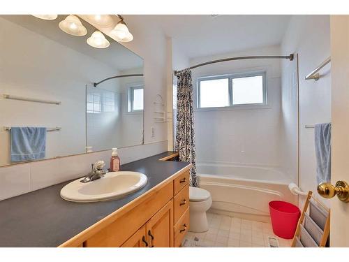 19 Coachwood Road West, Lethbridge, AB - Indoor Photo Showing Bathroom