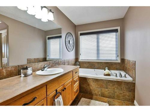 81 Salish Place West, Lethbridge, AB - Indoor Photo Showing Bathroom