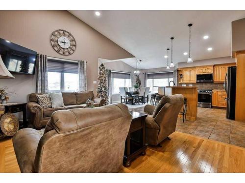 81 Salish Place West, Lethbridge, AB - Indoor Photo Showing Living Room