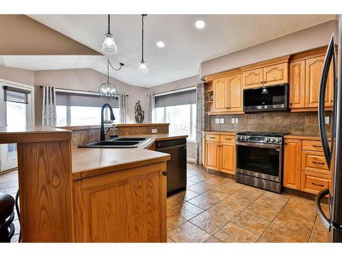 81 Salish Place West, Lethbridge, AB - Indoor Photo Showing Kitchen