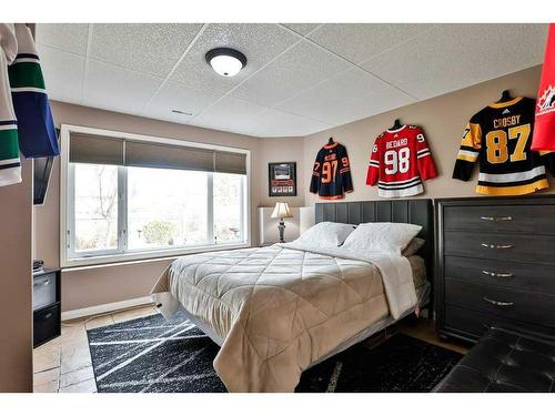 81 Salish Place West, Lethbridge, AB - Indoor Photo Showing Bedroom