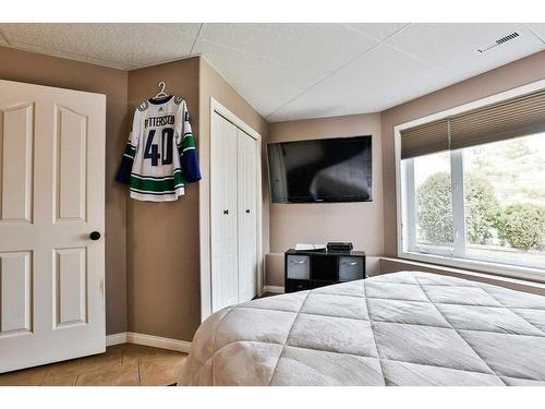 81 Salish Place West, Lethbridge, AB - Indoor Photo Showing Bedroom