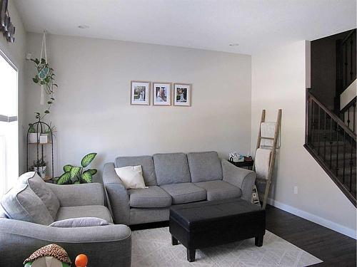 452 Margaret Avenue, Duchess, AB - Indoor Photo Showing Living Room