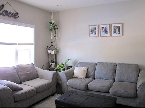 452 Margaret Avenue, Duchess, AB - Indoor Photo Showing Living Room