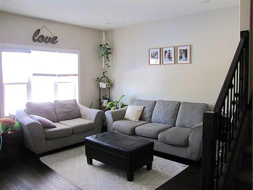 452 Margaret Avenue, Duchess, AB - Indoor Photo Showing Living Room