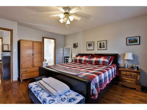 2 Ermineview Place North, Lethbridge, AB - Indoor Photo Showing Bedroom