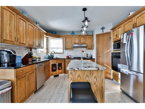 2 Ermineview Place North, Lethbridge, AB - Indoor Photo Showing Kitchen